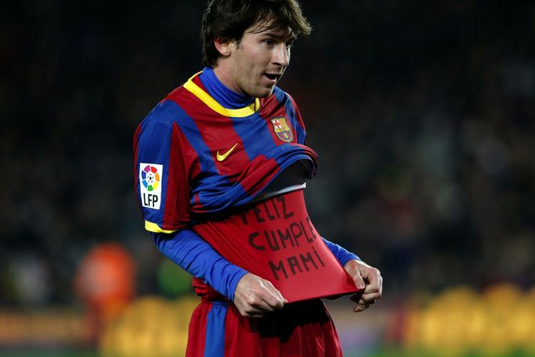forbudt. Lionel Messi sender en fødselsdagshilsen til sin mor i Argentina med et løft i trøjen, da han har scoret for Barcelona i weekendens kamp. 