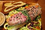 Hos Rawfornia kan man få rå, vegansk mad, der har for eksempel har thai-smag som denne rispapirsrulle med kokos, ingefær, tamari, karry og grøntsager. 