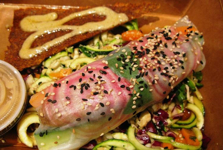 Hos Rawfornia kan man få rå, vegansk mad, der har for eksempel har thai-smag som denne rispapirsrulle med kokos, ingefær, tamari, karry og grøntsager. 