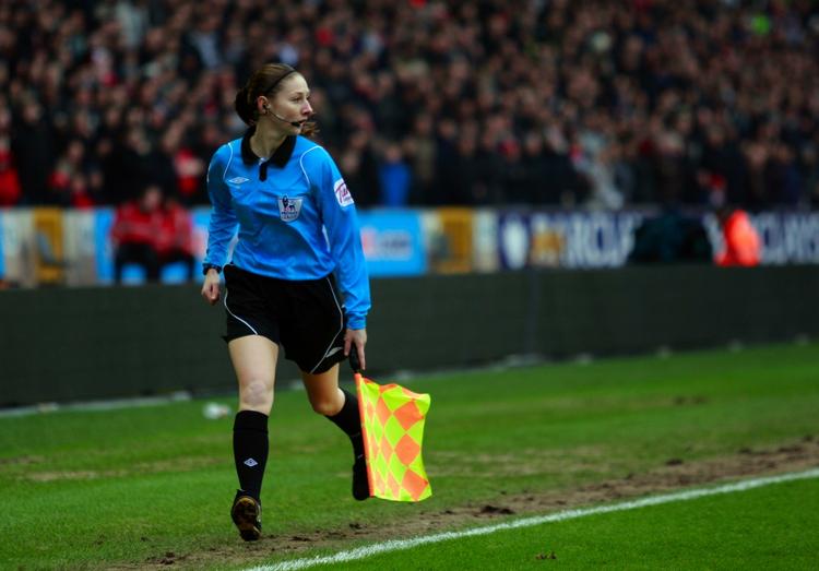 offside. Den 25-årige linjedommer Sian Massey fik stor ros for sin indsats på linjen under kampen mellem Wolverhampton og Liverpool. Men før kampen var hun blevet svinet til af to kendte kommentatorer. 