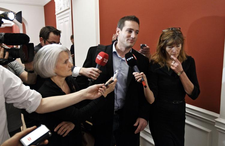 Gruppemøde. K-medlemmet Rasmus Jarlov på vej til endnu et gruppemøde hos de konservative: »Selvfølgelig skal vi tale om situationen på gruppemødet, men vi støtter fortsat Lene Espersen som vores politiske leder«, siger han. 