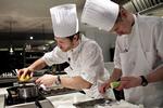 KONCENTRATION. Stjernekokken Rasmus Kofoed og hans kokkeelev Frederik Rudkjøbing har trænet i over otte måneder på menuen til kokkenes VM Bocuse d'Or. Her ses de i gang med en af de sidste træningsrunder i køkkenet i den danske restaurant Geranium tidligere på måneden. 