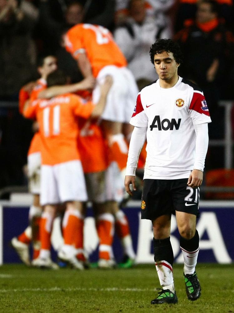 hjernerystelse. Rafael da Silva (th) var ikke med i hele kampen mod Blackpool, som her fejrer en af holdets to scoringer. 