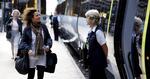DANSK. Personalet hos DSB har for længe siden ændret deres sprog, men nu er turen kommet til den automatiske stemme i højtalerne. 