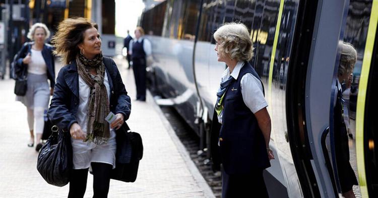 DANSK. Personalet hos DSB har for længe siden ændret deres sprog, men nu er turen kommet til den automatiske stemme i højtalerne. 