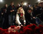 Sørgedag. Der lægges blomster til minde om ofrene for selvmordsbomben i Domodedovo-lufthavnen, der dræbte 35 og sårede 180 personer. 