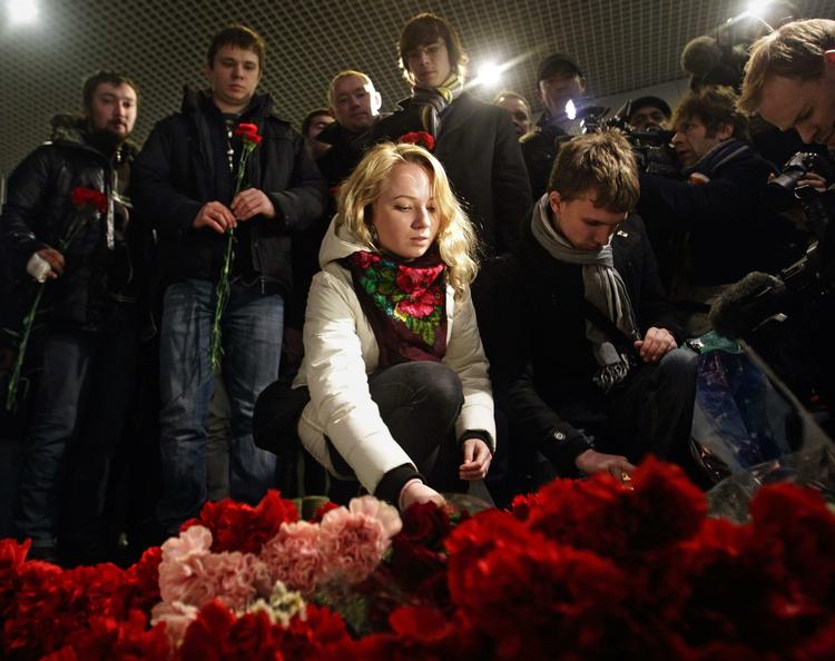 Sørgedag. Der lægges blomster til minde om ofrene for selvmordsbomben i Domodedovo-lufthavnen, der dræbte 35 og sårede 180 personer. 