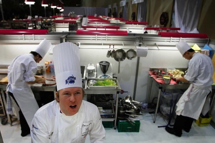 Norske Gunnar Hvarnes er én af de nærmeste konkurrenter til danske Rasmus Kofoed under dagens afvikling af Bocuse d'Or i Lyon. 