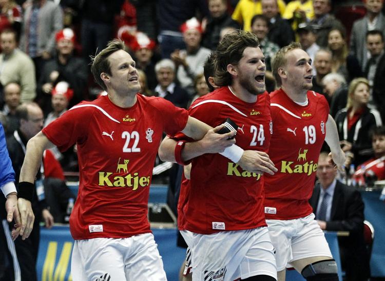 kollektivet. Når nu læserne skulle tage stilling til to vidt forskellige præstationer, så var der et lille flertal til fordel for håndboldherrernes succesridt i Sverige. 