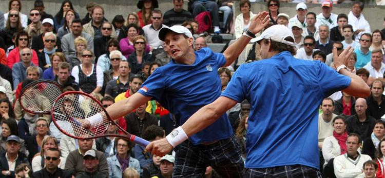 synkrone. Når Bob og Mike Bryan spiller tennis er det tydeligt, at de er tvillinger. 