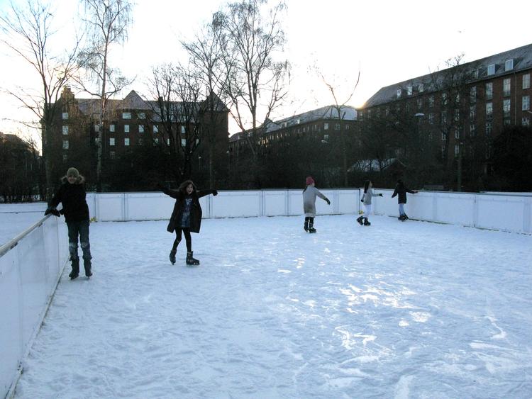 Børn på Vesterbro har været hurtige til at tage den nye plastikbane i brug. 