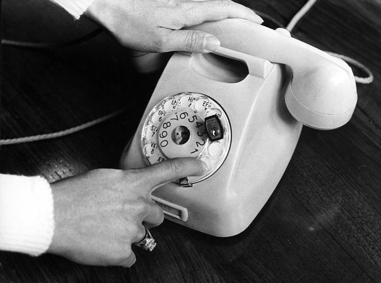 Når TDC indfører mere enkle priser på fastnettelefoni er det for at beskytte sit guldæg, indtægterne fra de 1,2 millioner fastnetabonnenter. 