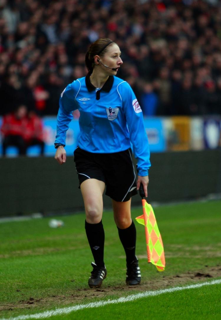 offside. Sian Massey, som her styrer linjen i kampen mellem Wolves og Liverpool, er intetanende blevet hovedperson i en sag om sexisme. 