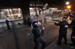 Politiet affyrer tåregas mod regeringsfjendtlige demonstranter. 