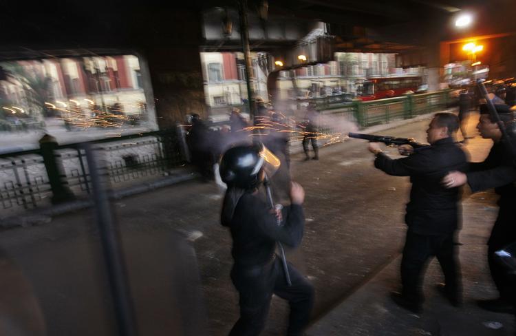 Politiet affyrer tåregas mod regeringsfjendtlige demonstranter. 