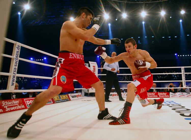 verdensmester. Robert Stieglitz (tv) vandt kampen 20. november 2010 mod Enrique Ornelas og beholdt VM-bæltet. 