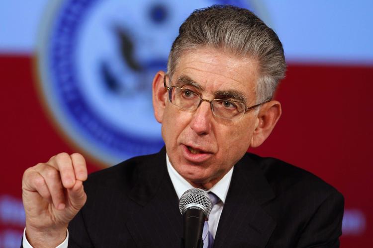Røffel. Formand for Financial Crisis Inquiry Commission, der har kulegravet den økonomiske krise, langer særligt ud efter den amerikanske centralbank, Federal Reserve. Den burde have indset situationens alvor, lyder det i rapporten. 