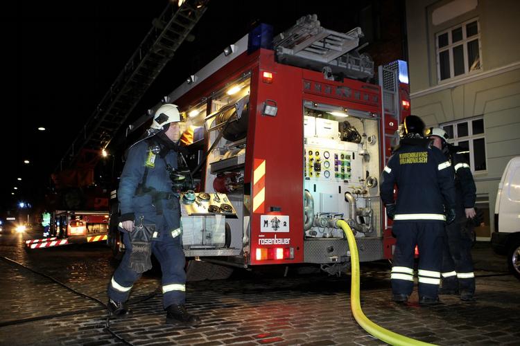 Akut. Brandvæsenet nåede desværre ikke at redde en kvinde ud af den brændende lejlighed. 