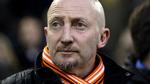 trussel. Blackpools farverige manager Ian Holloway har sat sin stilling på spil, hvis klubben straffes for trænerens vurdering af holdopstillingen. Og nu er klubben blevet straffet. 