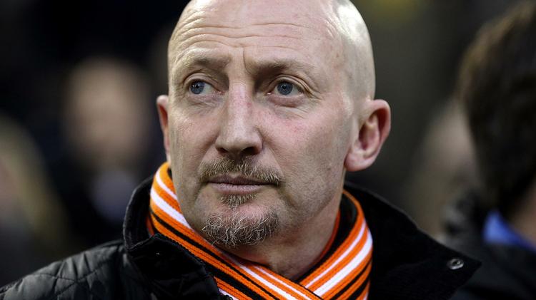 trussel. Blackpools farverige manager Ian Holloway har sat sin stilling på spil, hvis klubben straffes for trænerens vurdering af holdopstillingen. Og nu er klubben blevet straffet. 