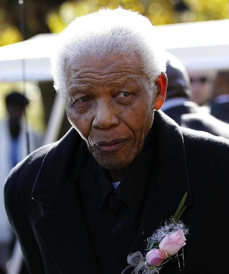 Levende. Nelson Mandela er indlagt, men stadig spillevende, siger pårørende. 