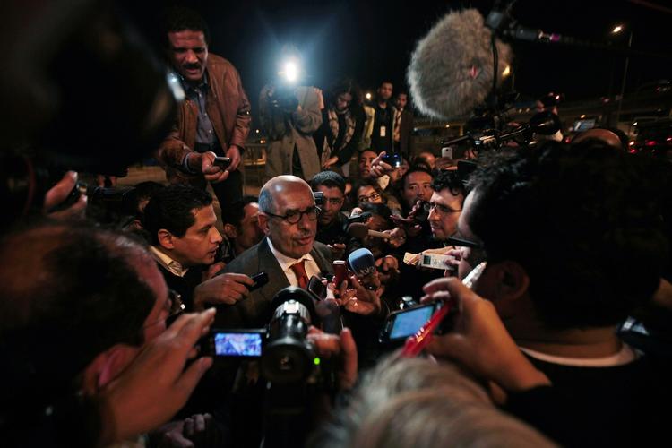 Leder af den pro-demokratiske oprørsbevægelse, Mohamed ElBaradei, taler med medierne inden han ankommer til  fredagsbønnen.Han fortæller her reportere, at 'regimet ikke har lyttet til befolkningen' og advarer myndighederne mod, at vold mod demonstranterne kan lede til en 'eksplosiv situation' . 