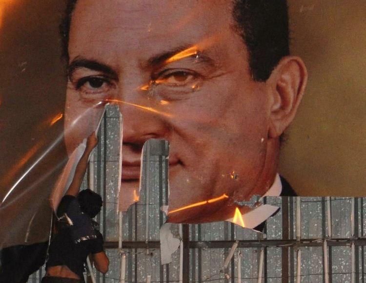 PROTEST. Demonstration forsøger at flå plakat af præsident Hosni Mubarak ned. 