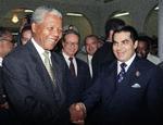 præsidentielt. Nelson Mandela mødes som præsident i 1994 med Tunesiens præsident Zine El Abidine Ben Ali. 