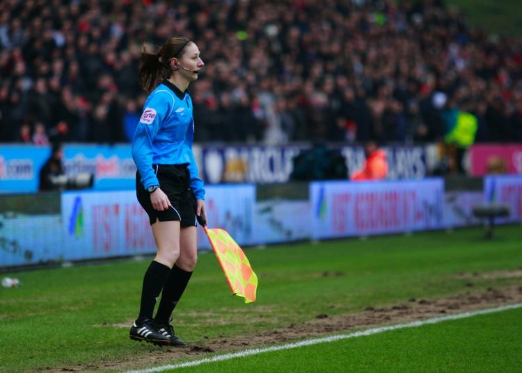 sexisme. Den 25-årige linjedommer Sian Massey blev hængt ud af kendte tv-kommentatorer før kampen mellem Wolves og Lvierpool. 