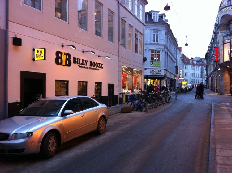 gratis. Billy Booze har via Facebook inviteret godt 16.000 gæster til den ekstra glade time i aften. 84 har ved middagstid lovet at møde op. 