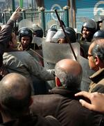 Egyptiske indsatsstyrker blokerer vejen for lederen af den demokratiske oprørsbevægelse, Mohamed ElBaradei, i forbindelse med fredagsbønnen i Kairo. 