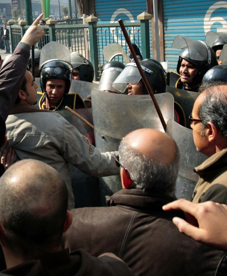 Egyptiske indsatsstyrker blokerer vejen for lederen af den demokratiske oprørsbevægelse, Mohamed ElBaradei, i forbindelse med fredagsbønnen i Kairo. 