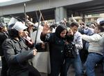 Egyptisk kvinde flygter fra sammenstød mellem egyptiske styrker og demonstranter i hovedstaden Kairo efter dagens fredagsbøn. 