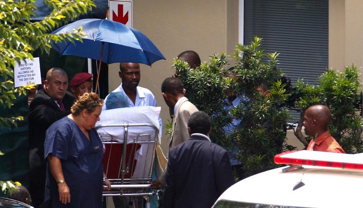 Hjem. Mandela blev her til eftermiddag udskrevet fra hospitalet. 