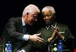PRÆSIDENTER. Nelson Mandela (th) fotograferet under et møde med den tidligere amerikanske præsident Bill Clinton. 