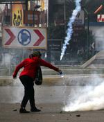 En egyptisk demonstrant hælder vand på tåregassen. 