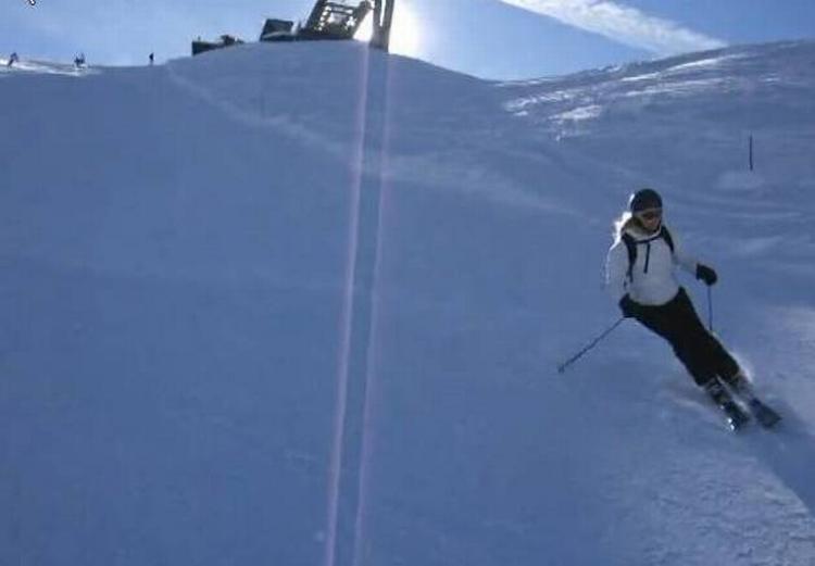 FACEBOOK-INSTRUKTØR. Frem på skiene og lidt mere afstand. Mette har sendt video til Facebook - og får tip af skilærer Nikolaj Smedegaard. 