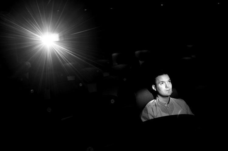 Jesper Larsen i det mørke, han elsker - med en film fra hinsidan på  fremviseren: »Det er lidt nørdet, men det er altså det, jeg bruger mit liv på«. Foto: Jacob Ehrbahn 