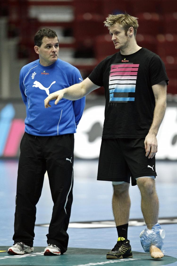 klar. Assistenttræner Peter Bredsdorff-Larsen er klar med taktikken og Lasse Boesen er klar til at spille. 