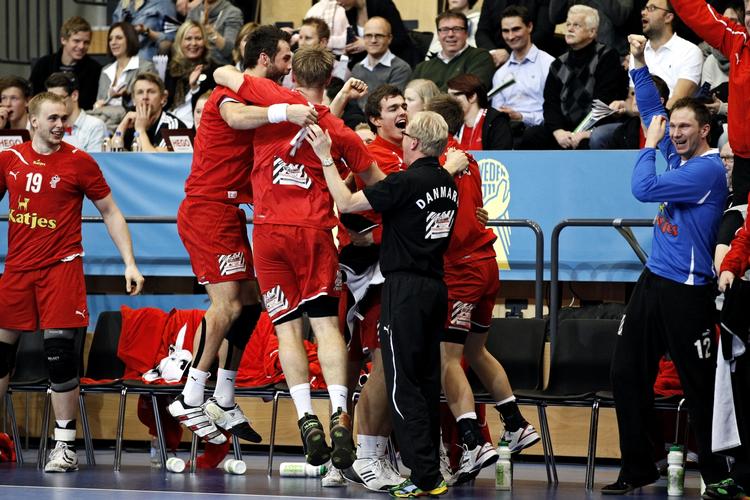 jubel. Både på banen og på tribunen var der ekstase, da semifinalen var kulmineret med en dansk sejr. 