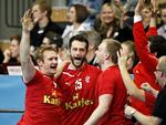 næsestyver. Med vat og smerter i den brækkede næse fejrer Jesper Nøddesbo triumfen mod klubkammeraterne sammen med Lasse Boesen og Rene Toft Hansen. 