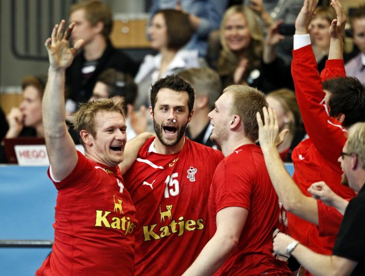 næsestyver. Med vat og smerter i den brækkede næse fejrer Jesper Nøddesbo triumfen mod klubkammeraterne sammen med Lasse Boesen og Rene Toft Hansen. 