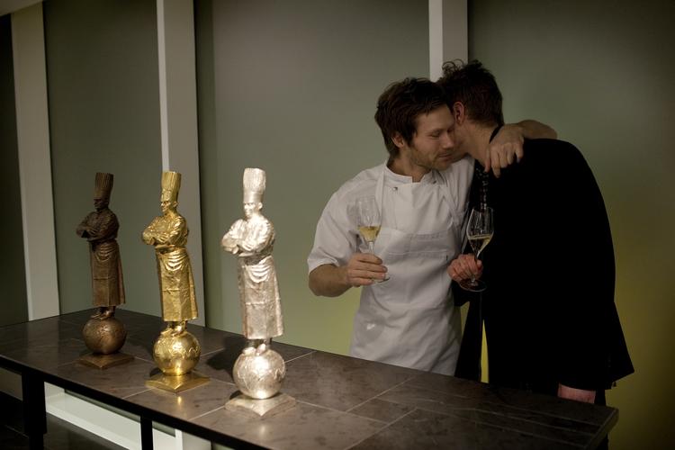 Kokkeelev Frederik Ringkjøbing fik det første kram, da guldet blev fejret ved en lille reception i Restaurant Geranium her til aften. 
