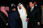 OPBAKNING. Saudi-Arabiens kong Abdullah (i hvidt) hånd i hånd med præsident Mubarak. Kongen udtrykker sin fulde støtte til den egyptiske statsleder. Arkivfoto. 