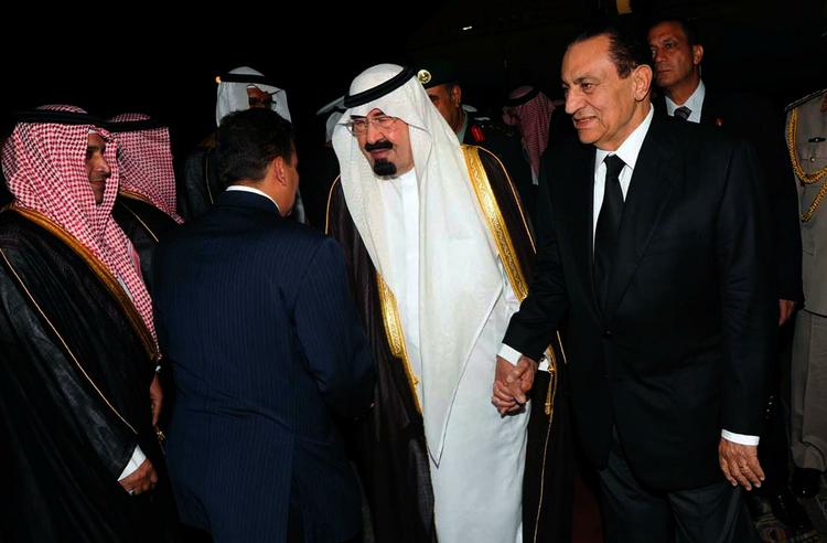 OPBAKNING. Saudi-Arabiens kong Abdullah (i hvidt) hånd i hånd med præsident Mubarak. Kongen udtrykker sin fulde støtte til den egyptiske statsleder. Arkivfoto. 