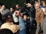 UDFORDRER. Mohamed ElBaradei (i brun jakke) fotograferet under gårsdagens protestdemonstrationer mod det egyptiske styre. 