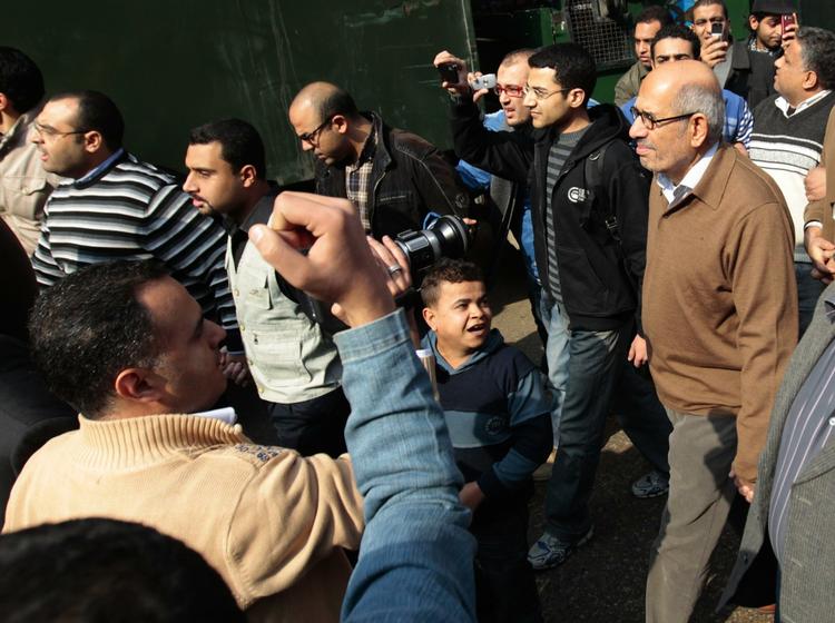 UDFORDRER. Mohamed ElBaradei (i brun jakke) fotograferet under gårsdagens protestdemonstrationer mod det egyptiske styre. 