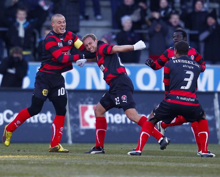 FC Midtjylland-spillerne fejrede farlige Frank Kristensens mål til 1-0 mod OB. 
