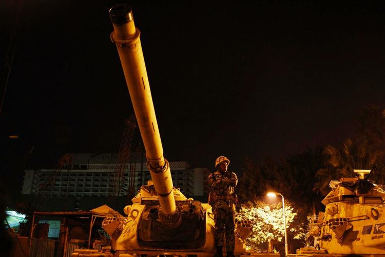 UROLIGHEDER. En egyptiske soldat står vagt ved nationalmuseet i Kairo. To mummier på museet er blevet ødelagt af røvere, der er i færd med at plyndre Kairo. 