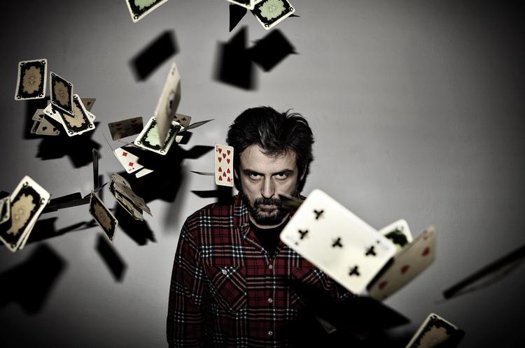 Action! Tv-serien 'Pokerfjæs'  er Dejan Cukic eget forslag til TV 2  – og optages improviseret, uden noget manuskript: »Jeg kommer bare med en overskrift for hver scene«, som han siger. »Det er rimelig kaotisk - ren rock’n’roll«. 